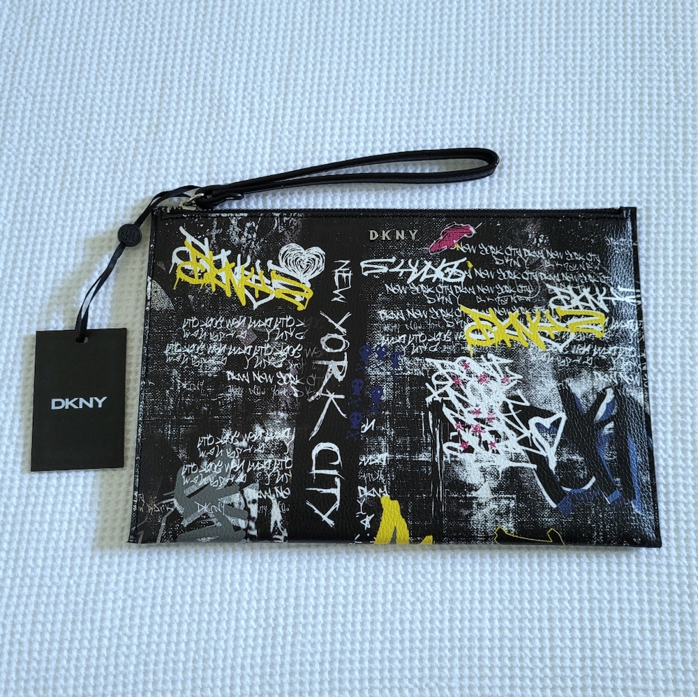 ✨️HP✨️ DKNY🗽 Wristlet in Graffiti Print - NWT